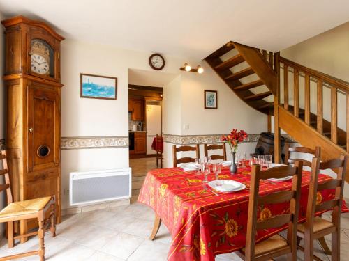 une salle à manger avec une table et un escalier dans l'établissement Holiday Home Emeraude by Interhome, à Saint-Coulomb
