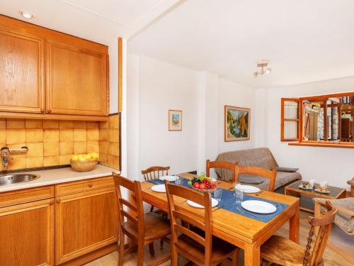 kuchnia i jadalnia ze stołem i krzesłami w obiekcie Apartment Pla Ermita Isard by Interhome w mieście Pla de l'Ermita