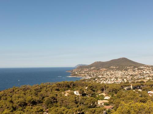 une ville sur une colline à côté de l'océan dans l'établissement Apartment Chantelyre-1 by Interhome, à Carqueiranne