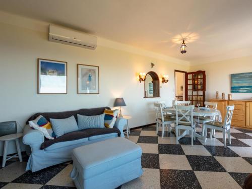 un salon avec un canapé et une table dans l'établissement Apartment Chantelyre-1 by Interhome, à Carqueiranne