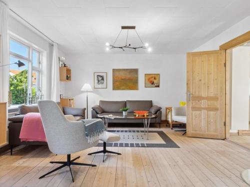 sala de estar con sofá y silla en Holiday Home Cordelia - 1km from the sea in NW Jutland by Interhome, en Skagen