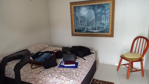 Una habitación con una cama con bolsas. en Casa de Serra Vila Viçosa, en Viçosa do Ceará