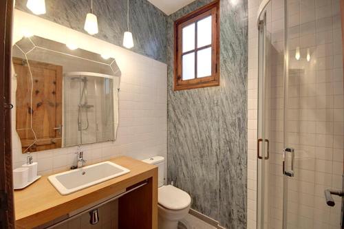 a bathroom with a sink and a toilet and a shower at Beds & Breaks Strauss in Valencia