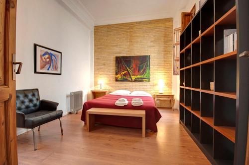 1 dormitorio con cama y estante para libros en Beds & Breaks Strauss, en Valencia