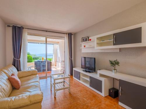 un salon avec un canapé et une télévision dans l'établissement Apartment Les Coteaux de la Nartelle-29 by Interhome, à Sainte-Maxime