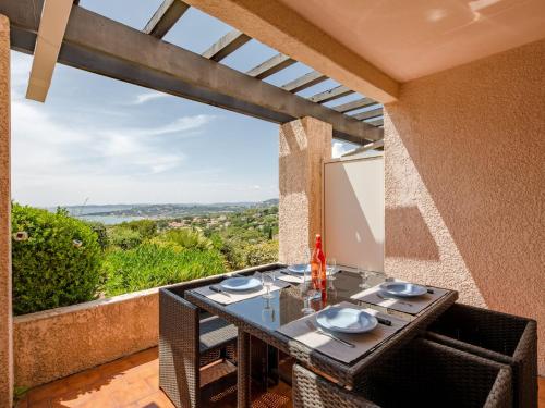 une table et des chaises sur un balcon avec vue dans l'établissement Apartment Les Coteaux de la Nartelle-29 by Interhome, à Sainte-Maxime
