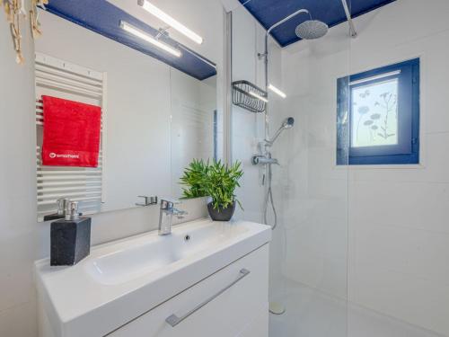une salle de bain blanche avec un lavabo et une douche dans l'établissement Apartment Port d'Attache-11 by Interhome, à Saint-Cyprien
