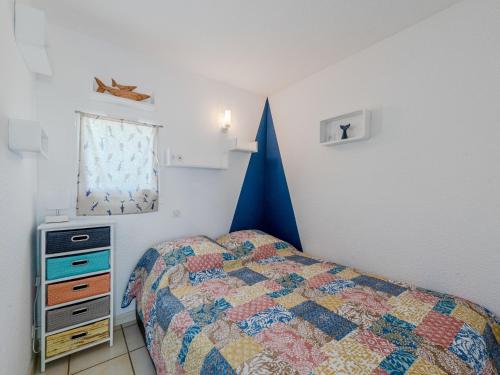 - une petite chambre avec un lit et une commode dans l'établissement Apartment Port d'Attache-11 by Interhome, à Saint-Cyprien