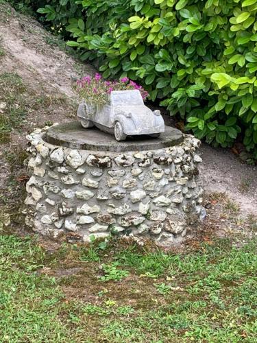 a stone car sitting on top of a stone wall at maison avec jardin et parking privé in Meschers-sur-Gironde