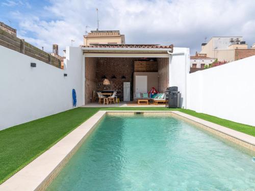 - une piscine dans l'arrière-cour d'une maison dans l'établissement Holiday Home Rita by Interhome, à Malgrat de Mar