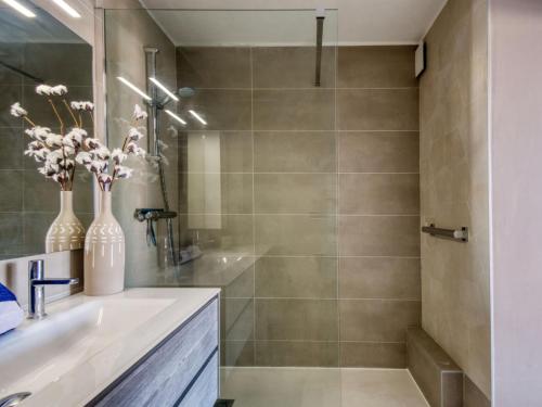 une salle de bain avec douche et lavabo dans l'établissement Apartment Le Paladien by Interhome, à Fréjus