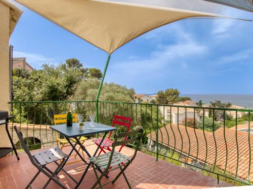 eine Terrasse mit Tisch und Stühlen auf einem Balkon in der Unterkunft Apartment La Bellanda by Interhome in Six-Fours-les-Plages
