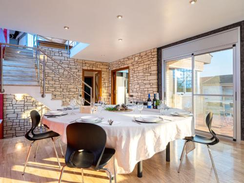 uma sala de jantar com uma mesa branca e cadeiras em Villa Villa Luxury Rock Tirri by Interhome em Reus