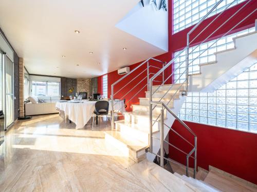 comedor con mesa y pared roja en Villa Villa Luxury Rock Tirri by Interhome, en Reus