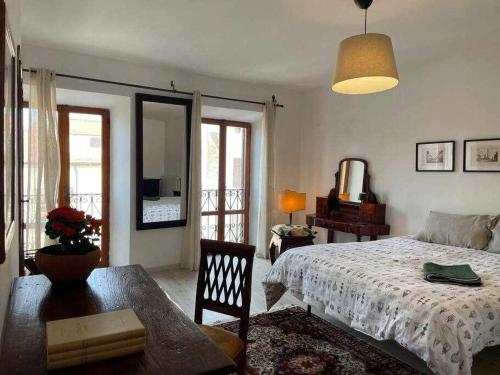 a bedroom with a bed and a table and a lamp at Libellula Casa Vacanze in Monte Libretti