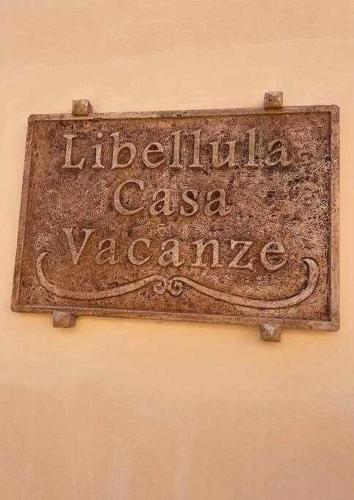 Signe rouillé sur le côté d'un mur dans l'établissement Libellula Casa Vacanze, à Monte Libretti