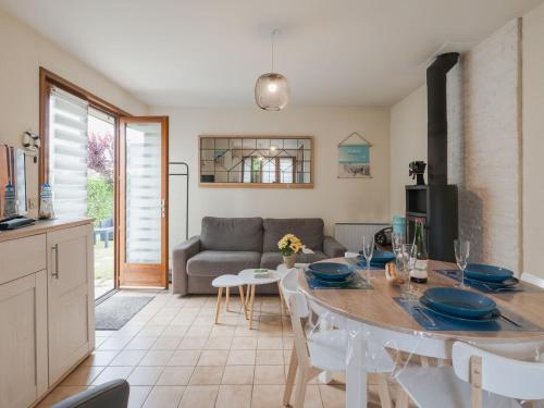 カブールにあるHoliday Home Les Sylvestres-6 by Interhomeのテーブルと椅子のあるキッチンとリビングルーム