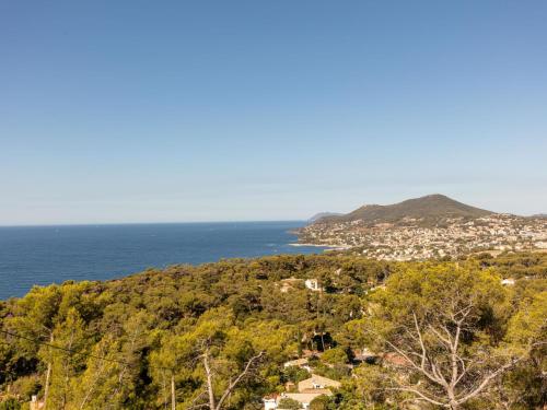 Eine Stadt auf einem Hügel neben dem Meer in der Unterkunft Apartment Chantelyre-2 by Interhome in Carqueiranne