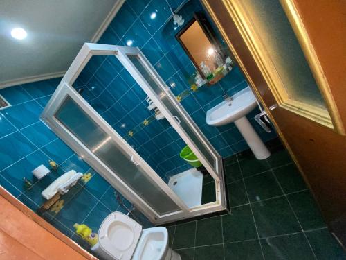 een badkamer met een spiegel, een toilet en een wastafel bij إقامة المقاومة قرب سوق الحد اكادير in Agadir