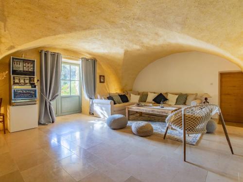 un salon avec un canapé et une table dans l'établissement Holiday Home Le Mas de Marius by Interhome, à Cavaillon