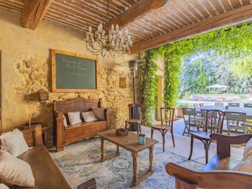 un salon avec un canapé et une table dans l'établissement Holiday Home Le Mas de Marius by Interhome, à Cavaillon