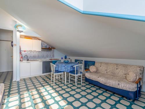 - un salon avec un canapé et une table dans l'établissement Apartment Attic Beach by Interhome, à Laigueglia