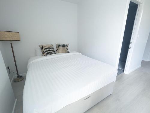 białe łóżko z dwoma poduszkami w sypialni w obiekcie Pass the Keys Comfortable Central Studio Retreat in Birmingham w Birmingham