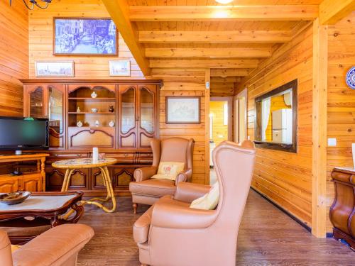 - un salon avec des murs et des meubles en bois dans une cabine dans l'établissement Holiday Home La Alqueria de Jordi by Interhome, à El Grao de Castellón