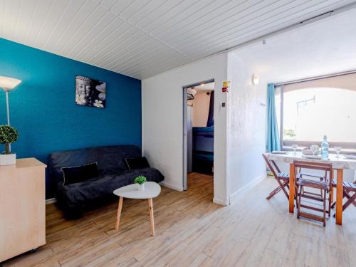 un salon avec un canapé et une table dans l'établissement Apartment Front de Mer-24 by Interhome, au Barcarès