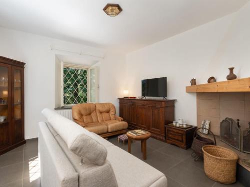 uma sala de estar com um sofá e uma lareira em Holiday Home Lucrecia by Interhome em Calci
