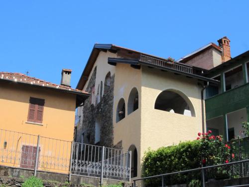 une maison avec une clôture devant elle dans l'établissement Studio Borghetto-2 by Interhome, à Agra