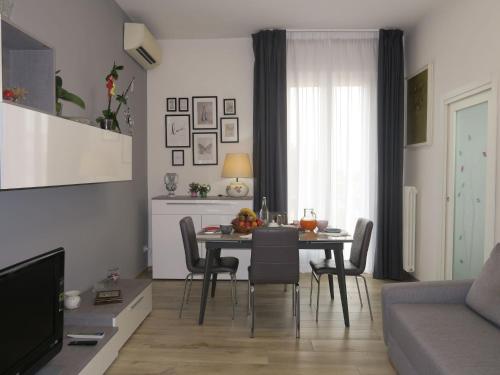 ein Wohnzimmer mit einem Esstisch und Stühlen in der Unterkunft Apartment Le Due Madonne by Interhome in Bologna