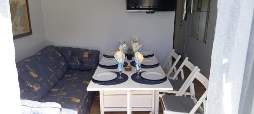 uma mesa com pratos e tigelas em cima em Tofte Guesthouse nära hav, bad och Marstrand em Lycke