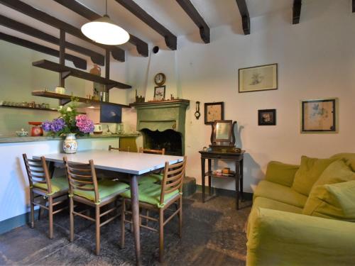 モルベーニョにあるHoliday Home La Casa del Nonno by Interhomeのリビングルーム(テーブル、椅子、ソファ付)