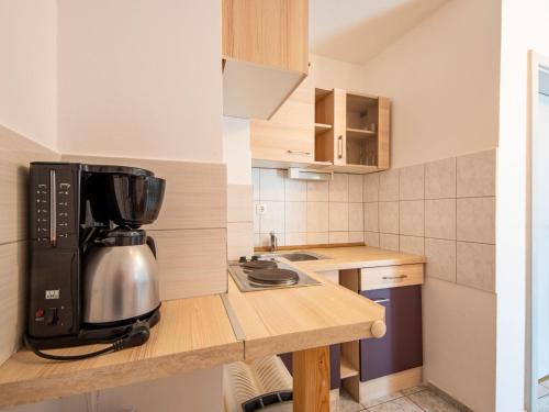 eine Küche mit einer Kaffeemaschine auf der Theke in der Unterkunft Apartment Fruk-3 by Interhome in Jadranovo