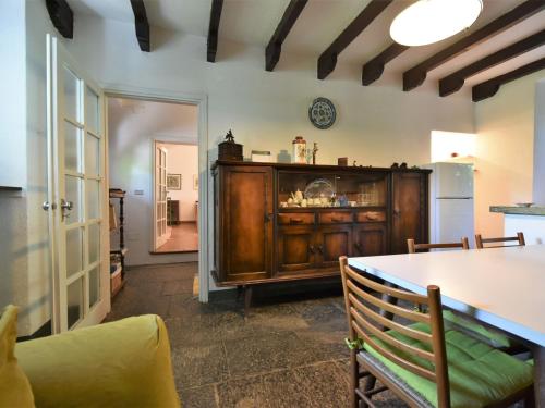 モルベーニョにあるHoliday Home La Casa del Nonno by Interhomeのダイニングルーム(テーブル、冷蔵庫付)