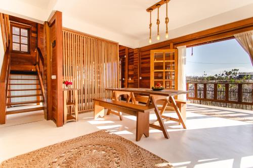 una sala da pranzo con tavolo e balcone di Chalet du Kite a Prea