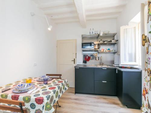 kuchnia ze stołem i kuchnia ze zlewem w obiekcie Apartment Domus Mariae by Interhome w mieście Casale Marittimo