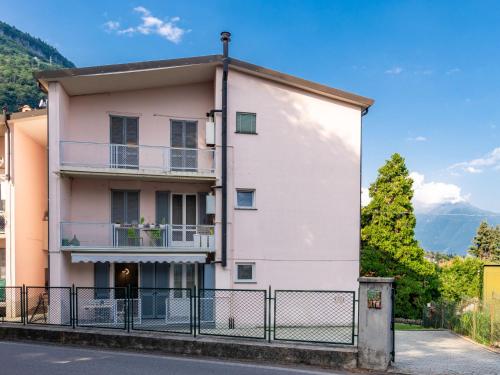 una casa bianca con una recinzione davanti di Apartment Livia by Interhome a Gravedona