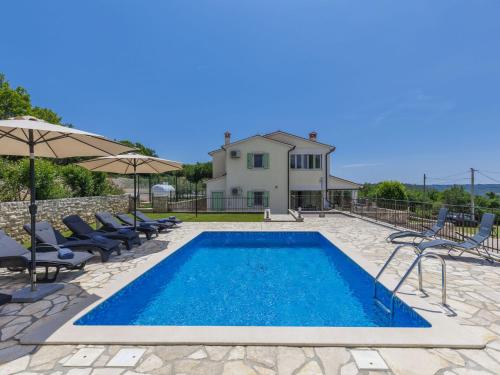 Bazén v ubytování Holiday Home Villa Dina by Interhome nebo v jeho okolí