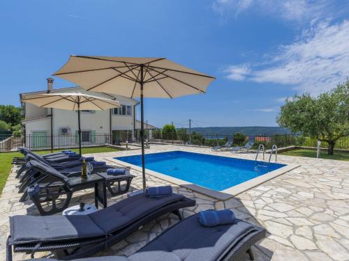 Bazén v ubytování Holiday Home Villa Dina by Interhome nebo v jeho okolí