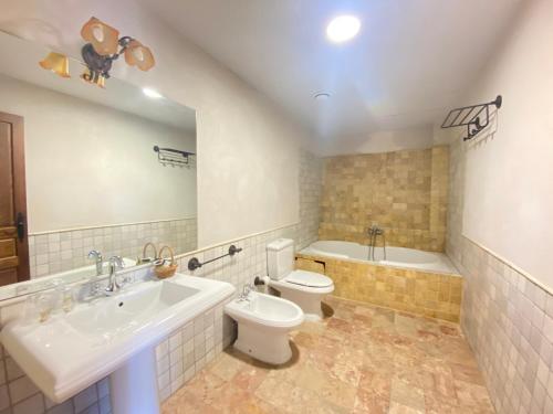 ein Badezimmer mit einem Waschbecken, einem WC und einer Badewanne in der Unterkunft Hotel Rural Centro de las Arribes in Aldeadávila de la Ribera