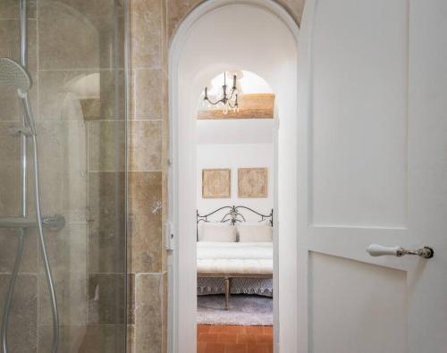 une salle de bain avec une douche avec un banc dedans dans l'établissement Maison Belline, à Fontaine-Simon