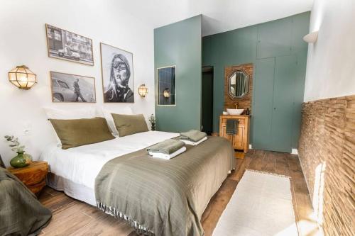 une chambre avec un grand lit dans une pièce dans l'établissement Maison Belline, à Fontaine-Simon