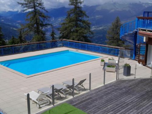 - une piscine sur une terrasse avec vue sur les montagnes dans l'établissement Charmant 2 pièces, 4 pers, proche télécabine, balcon sud, Arc 1800 - FR-1-411-889, à Bourg-Saint-Maurice