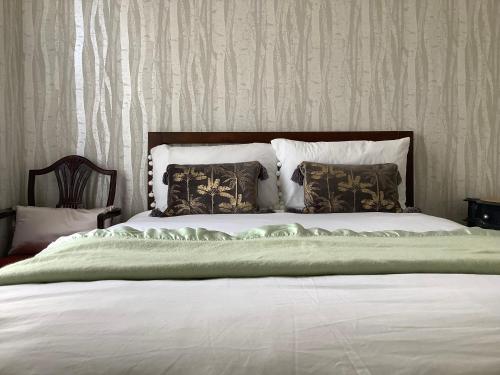 łóżko z białą pościelą i poduszkami w sypialni w obiekcie City House 6min Stadium of Light w mieście Sunderland
