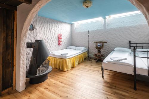 翁達爾斯內斯的住宿－Tiglkåk，一间设有两张床和一台电视的房间