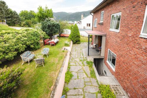 a backyard with chairs and tables and a building at Tiglkåk in Åndalsnes