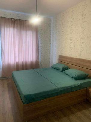 1 dormitorio con 1 cama grande y ventana en Bazaleti Qo en Bazalet'i