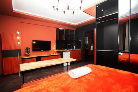 1 dormitorio con 1 cama y TV en Black Mansion en Estambul